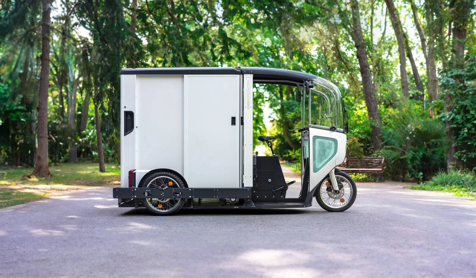 De ONO-bakfiets op een parkpad