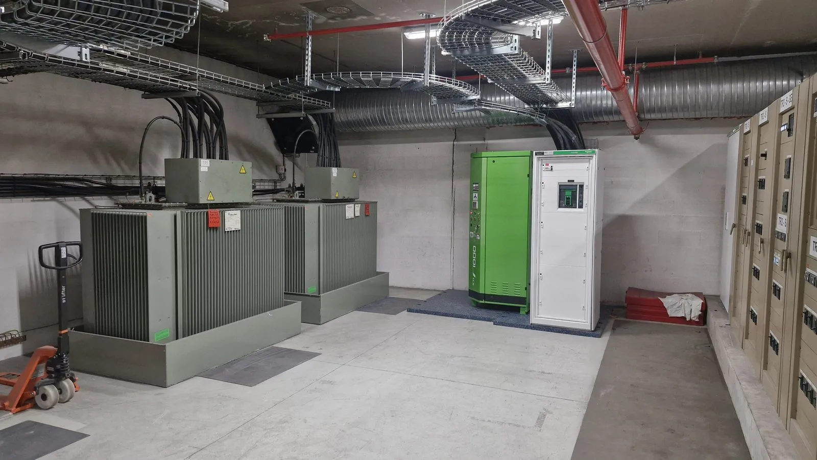 Een Icopower F1000 in een technische ruimte naast de transformatoren van de site