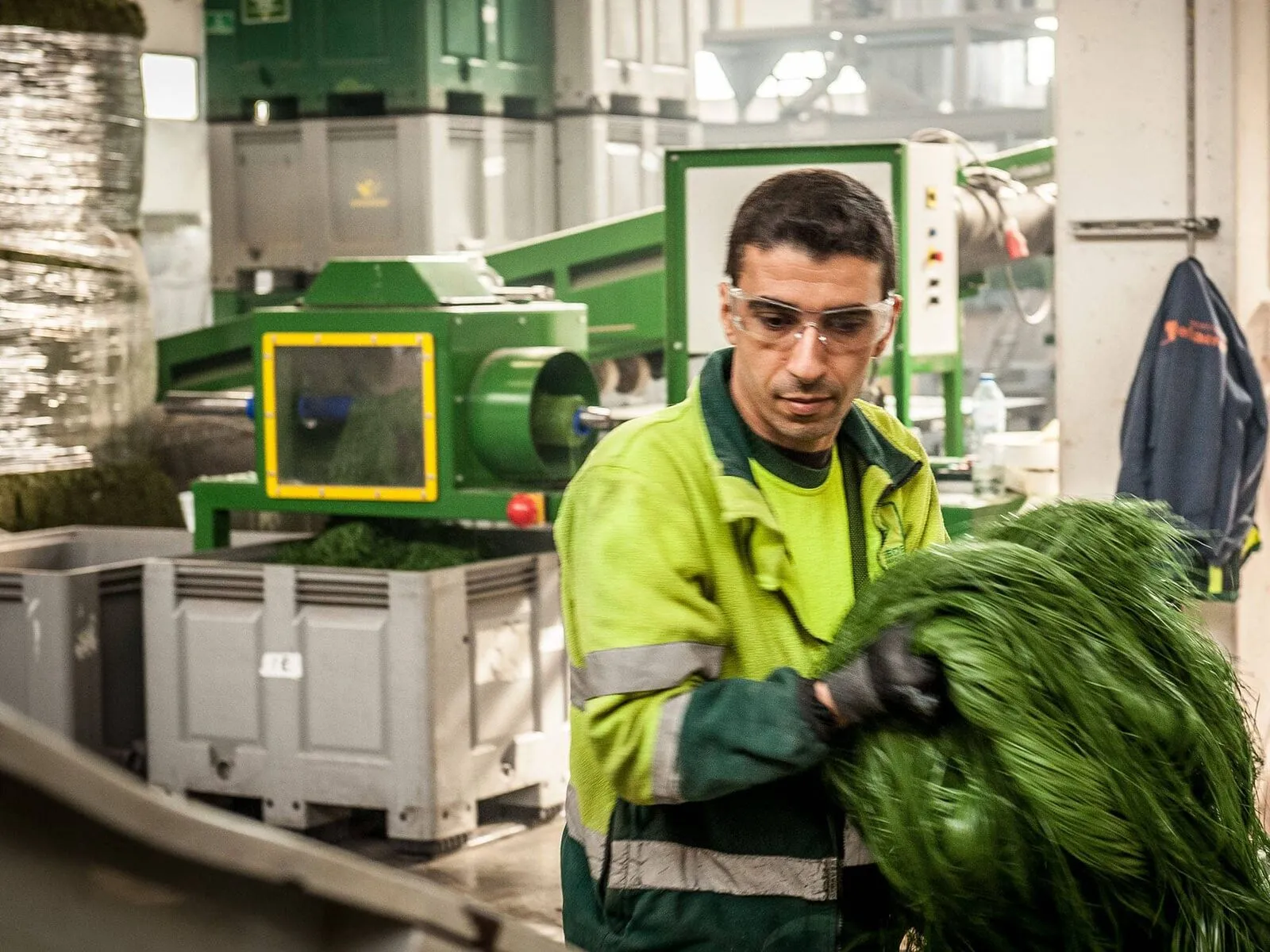 Un opérateur Vanheede prépare des déchets plastiques pour le recyclage