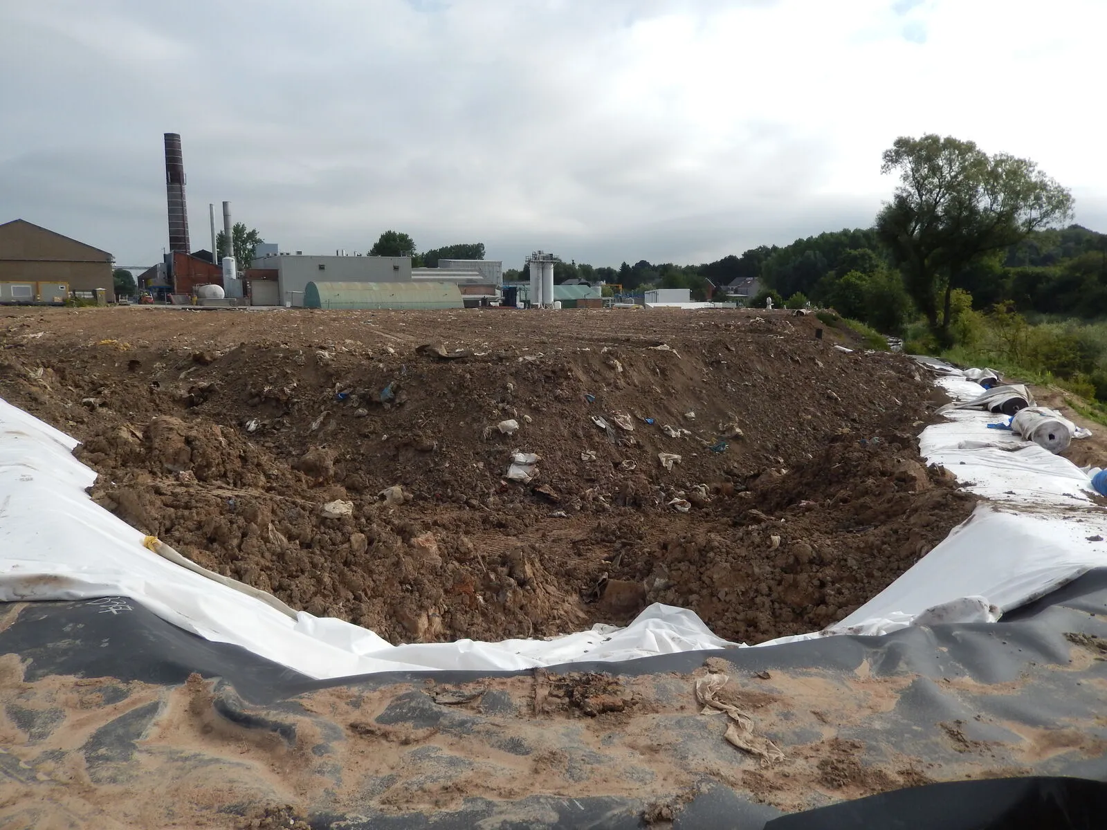 Confinement de terres et déchets industriels pollués, conçu et suivi sur chantier par Atrasol
