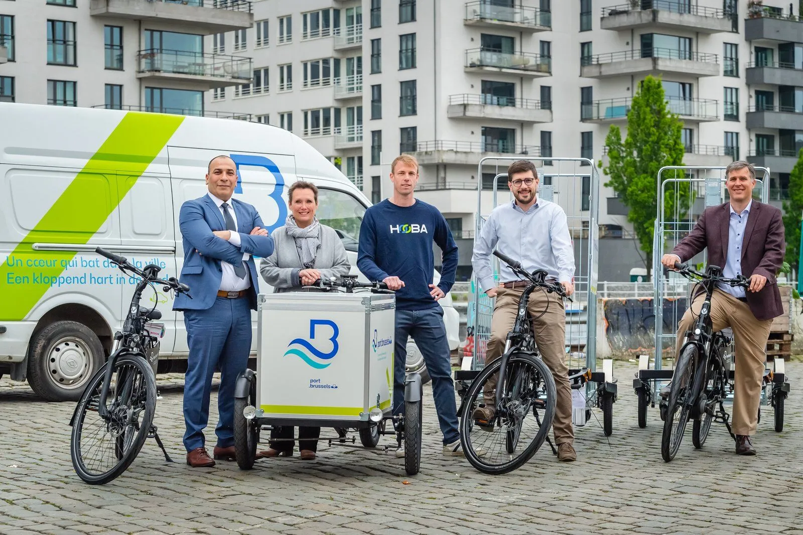 Medewerkers van de Haven van Brussel met de e-bikes, bakfiets en aanhangers van HOOBA voor het onderhoud van de kanaaloevers
