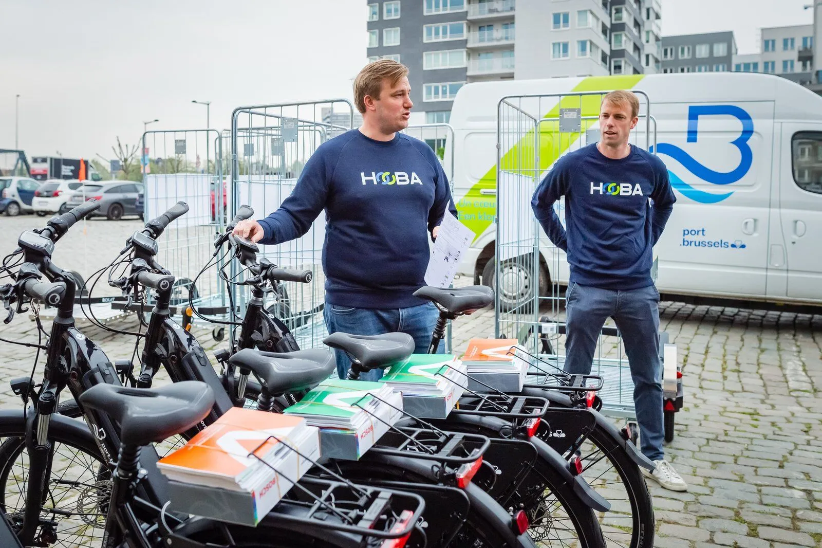 Het HOOBA-team levert de elektrische fietsen aan de Haven van Brussel