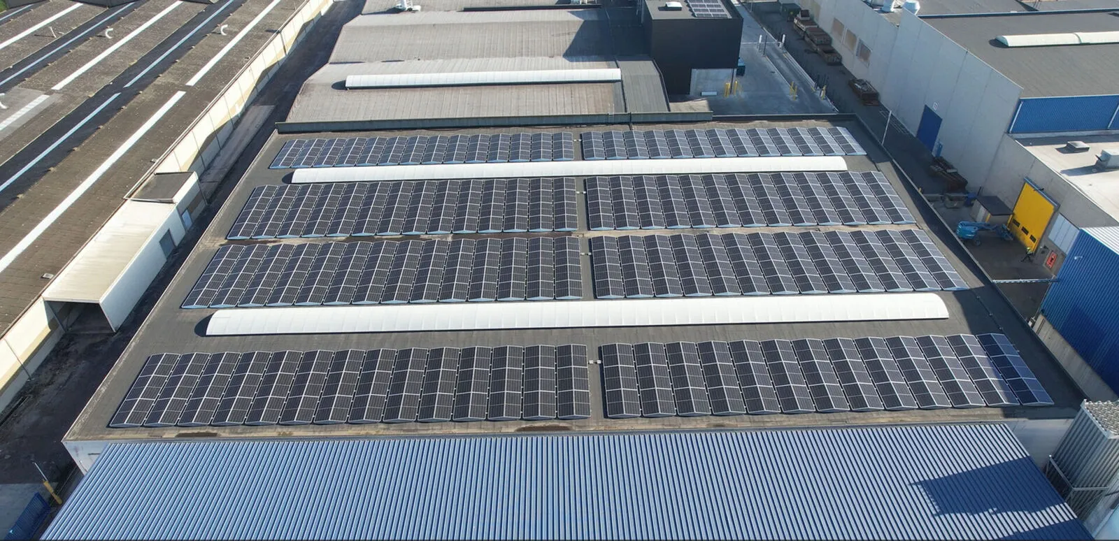 Panneaux solaires en toiture de l'usine de zinc de REAZN à Kruisem