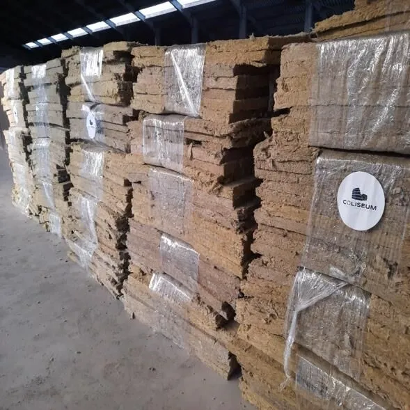 Panneaux d'isolation en laine de roche de réemploi, issus d'un immeuble bruxellois et étiquetés par Coliseum