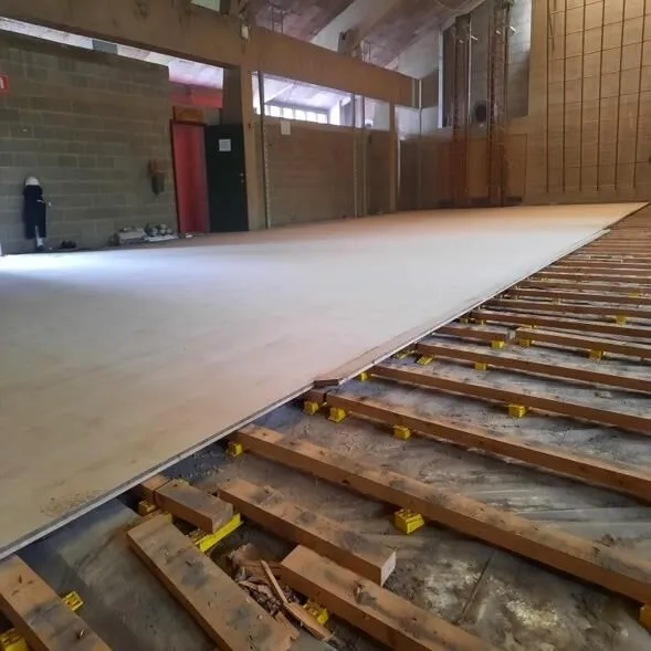 Parquet massif en frêne récupéré dans un centre sportif en déconstruction à Liège
