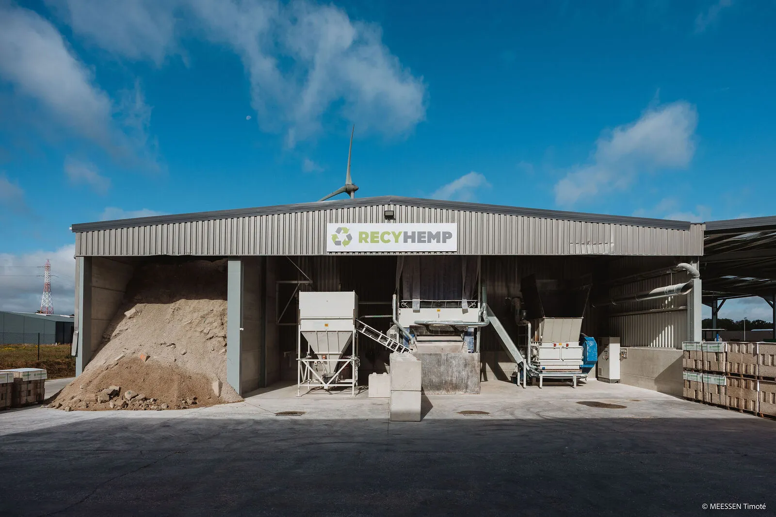 La ligne RecyHemp, où les chutes de blocs de chanvre sont recyclées en nouveaux blocs