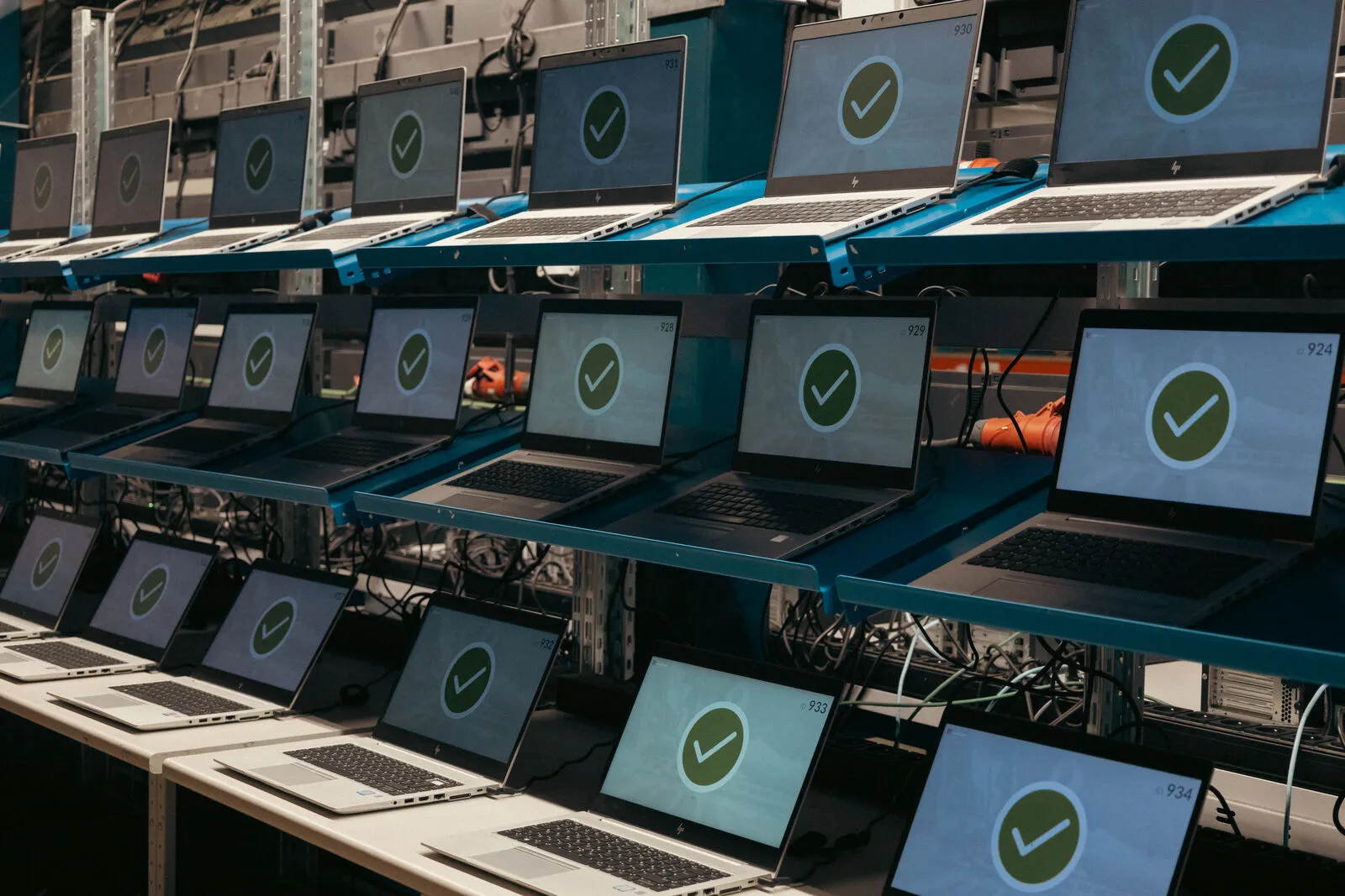 Ordinateurs portables reconditionnés alignés après les tests dans l'atelier d'Out of Use