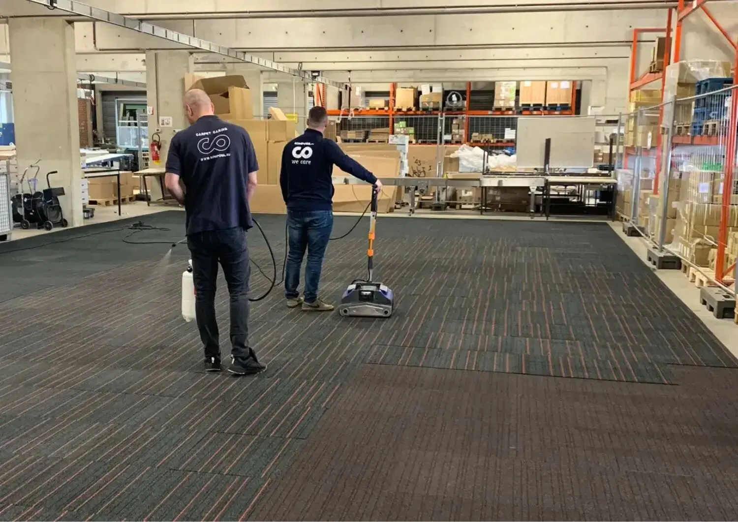 Des techniciens Composil reconditionnent des dalles de moquette récupérées
