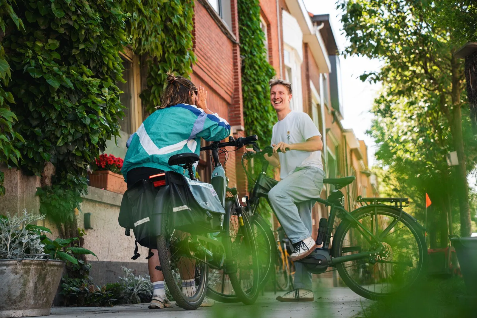 Twee fietsers met hun leasefiets in een stadsstraat