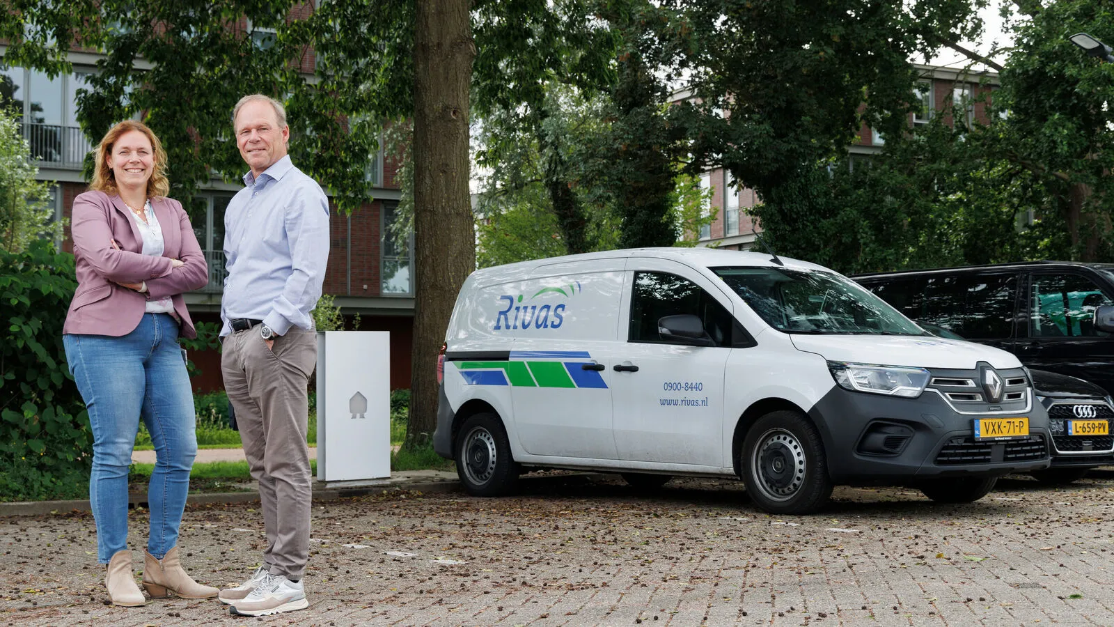 Chez Rivas Zorggroep, à côté d'une borne Smappee et d'une camionnette Rivas