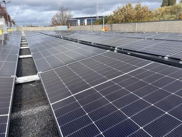 Rijen zonnepanelen op een plat bedrijfsdak, geplaatst door Enopty