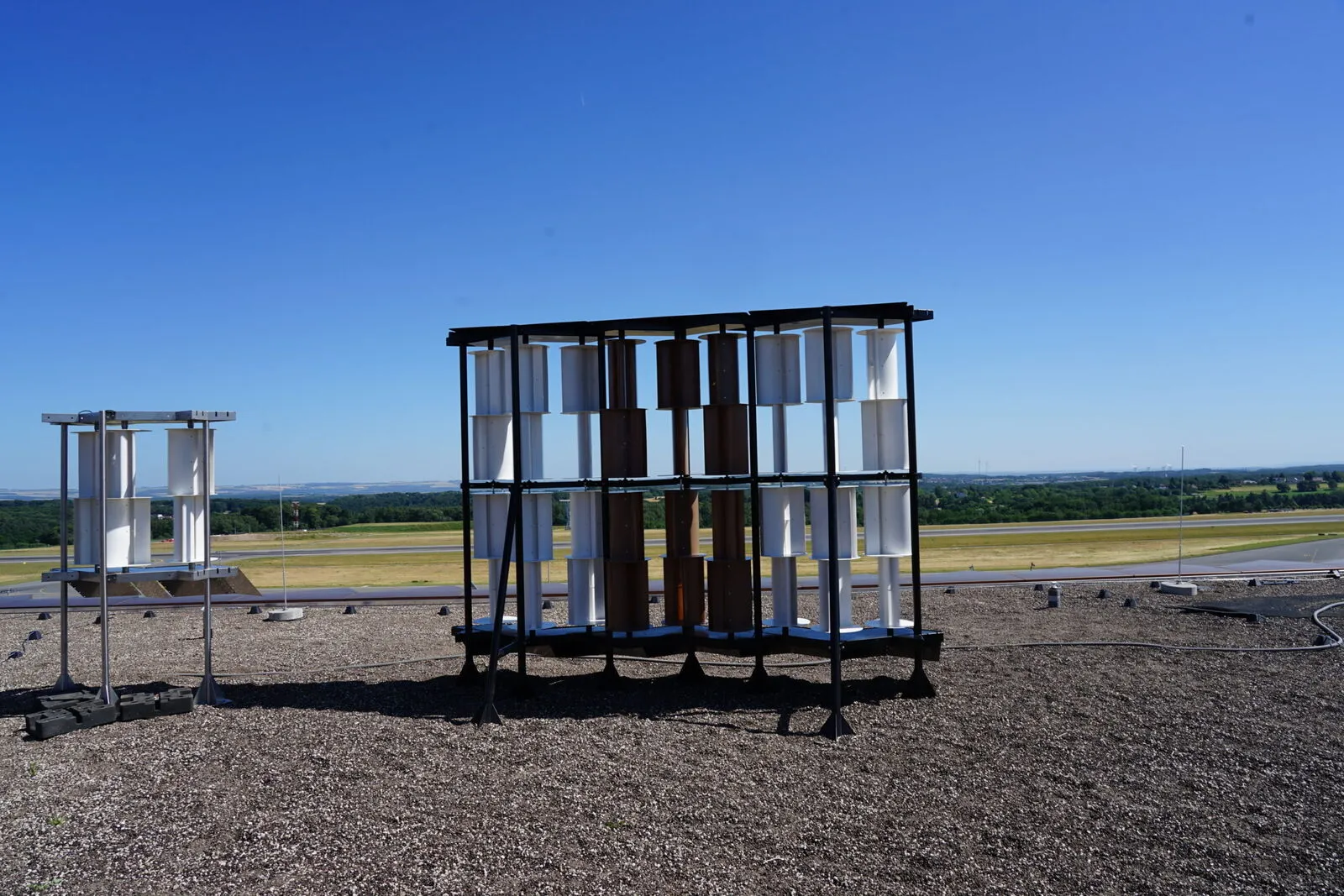 Mur éolien Philéole sur une toiture plate face à un aérodrome