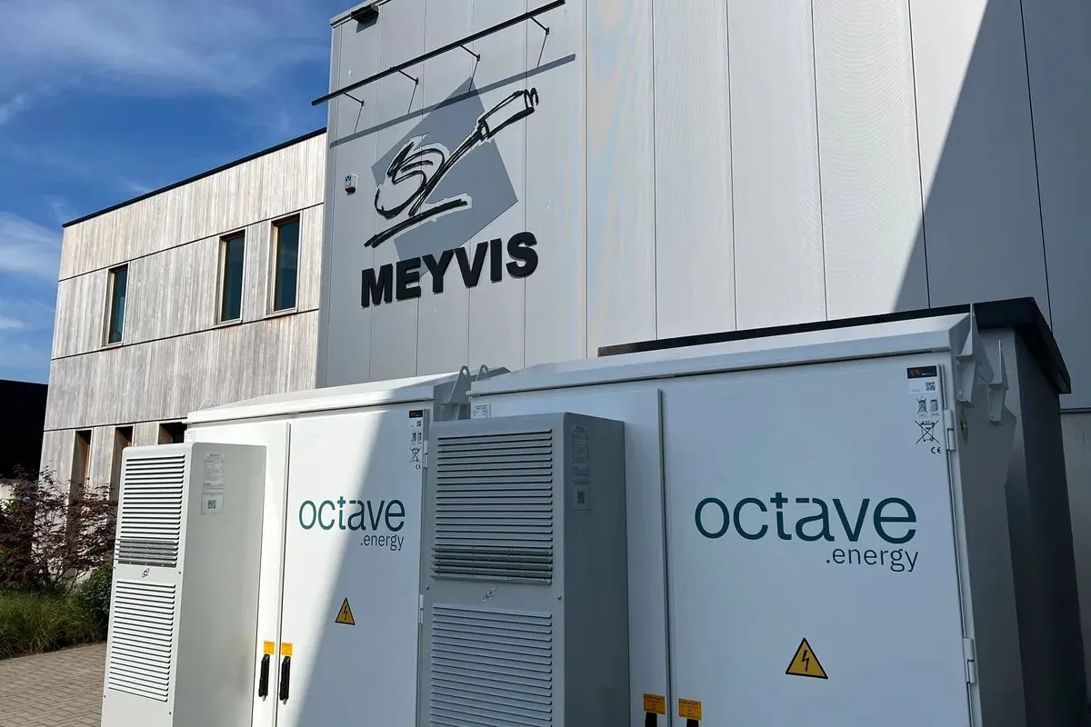 Deux armoires de batteries Octave d'extérieur chez la menuiserie Rudy Meyvis à Brecht