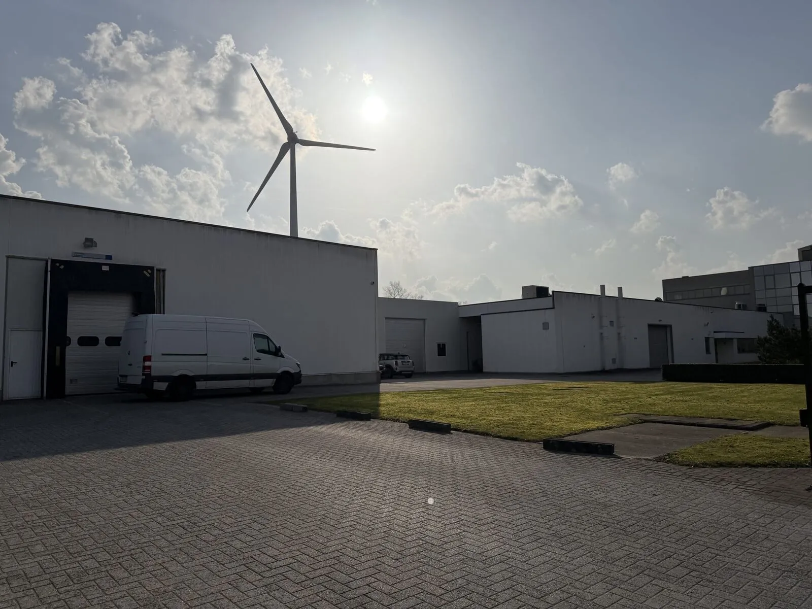 De site van Sanico in Turnhout met de windturbine, waar Enopty een hybride centrale bouwde