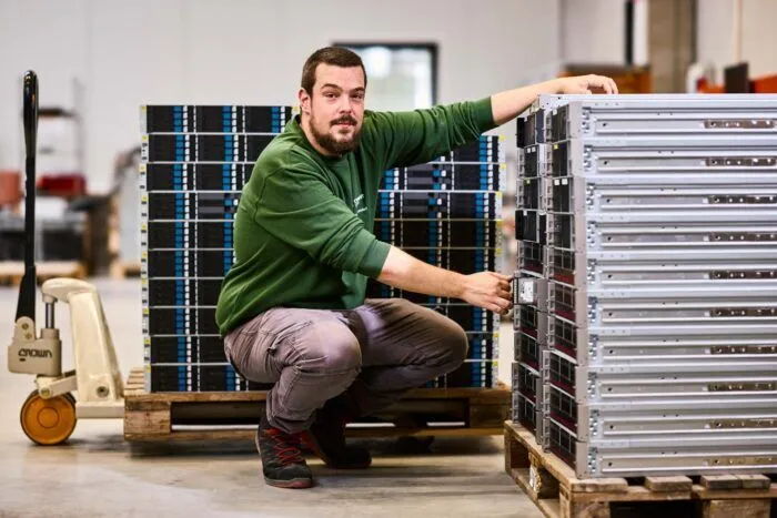 Des palettes de serveurs récupérés contrôlés avant revente