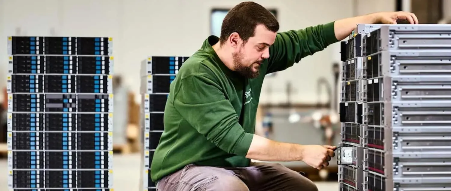 Un technicien prépare des serveurs reconditionnés pour une seconde vie