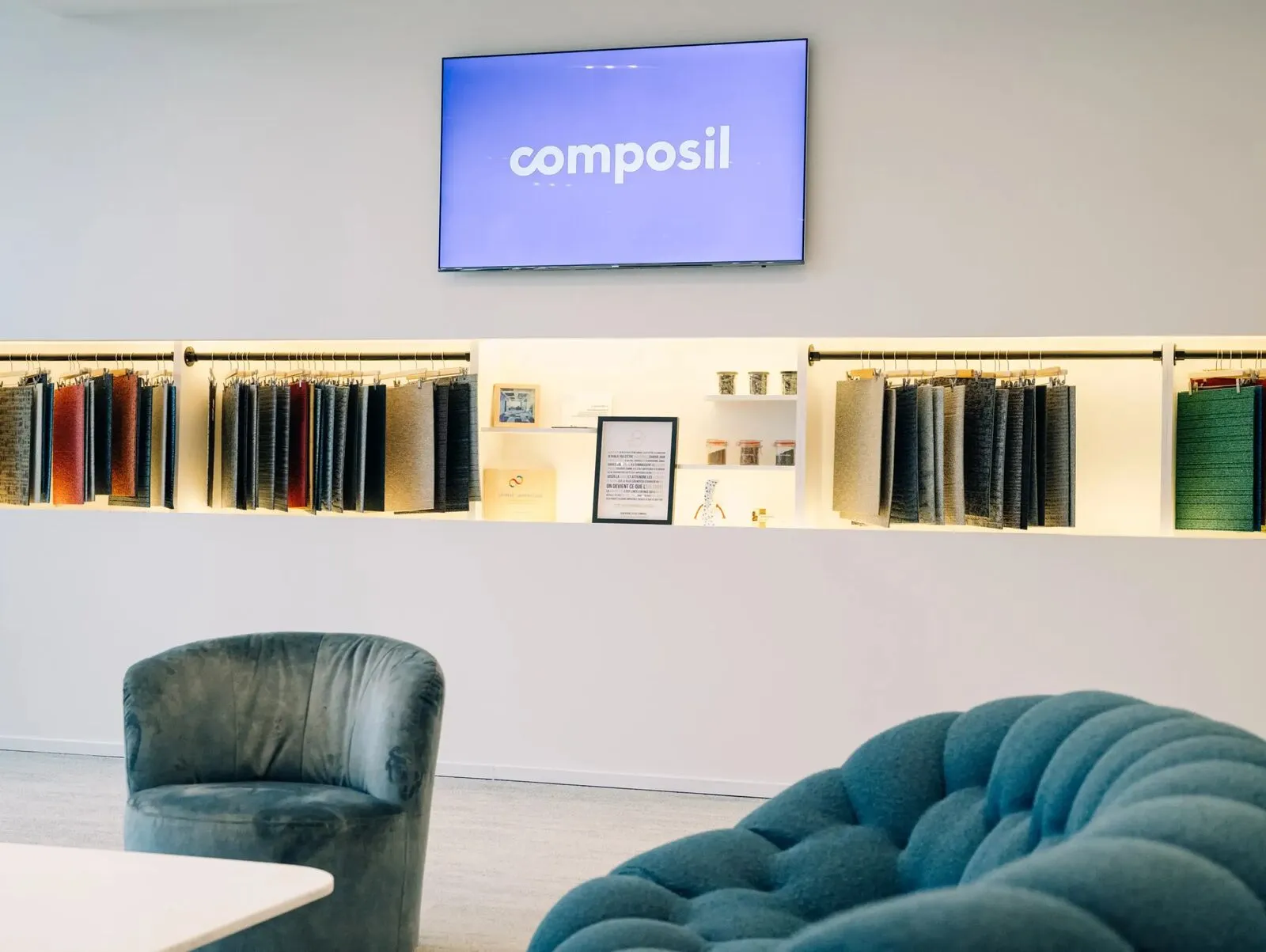 Le showroom Composil avec ses échantillons de moquette et de textile