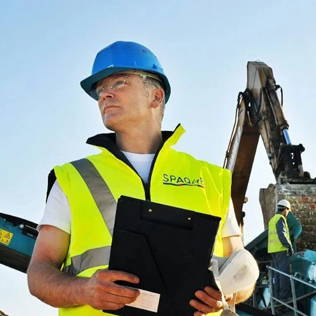 Het Spaque-team op een saneringswerf, opgenomen in de eerste Bilan Carbone®