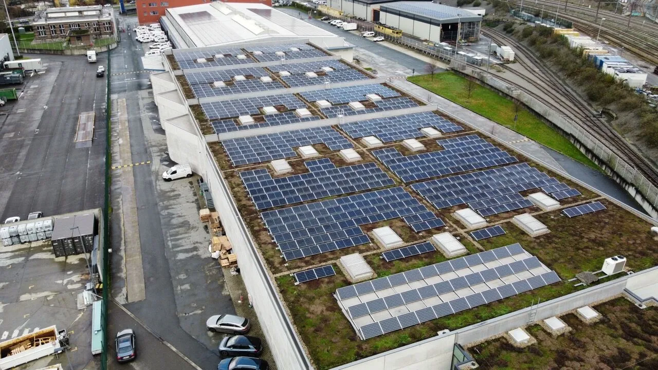 Panneaux solaires sur la toiture végétalisée du bâtiment de SPIE à Anderlecht