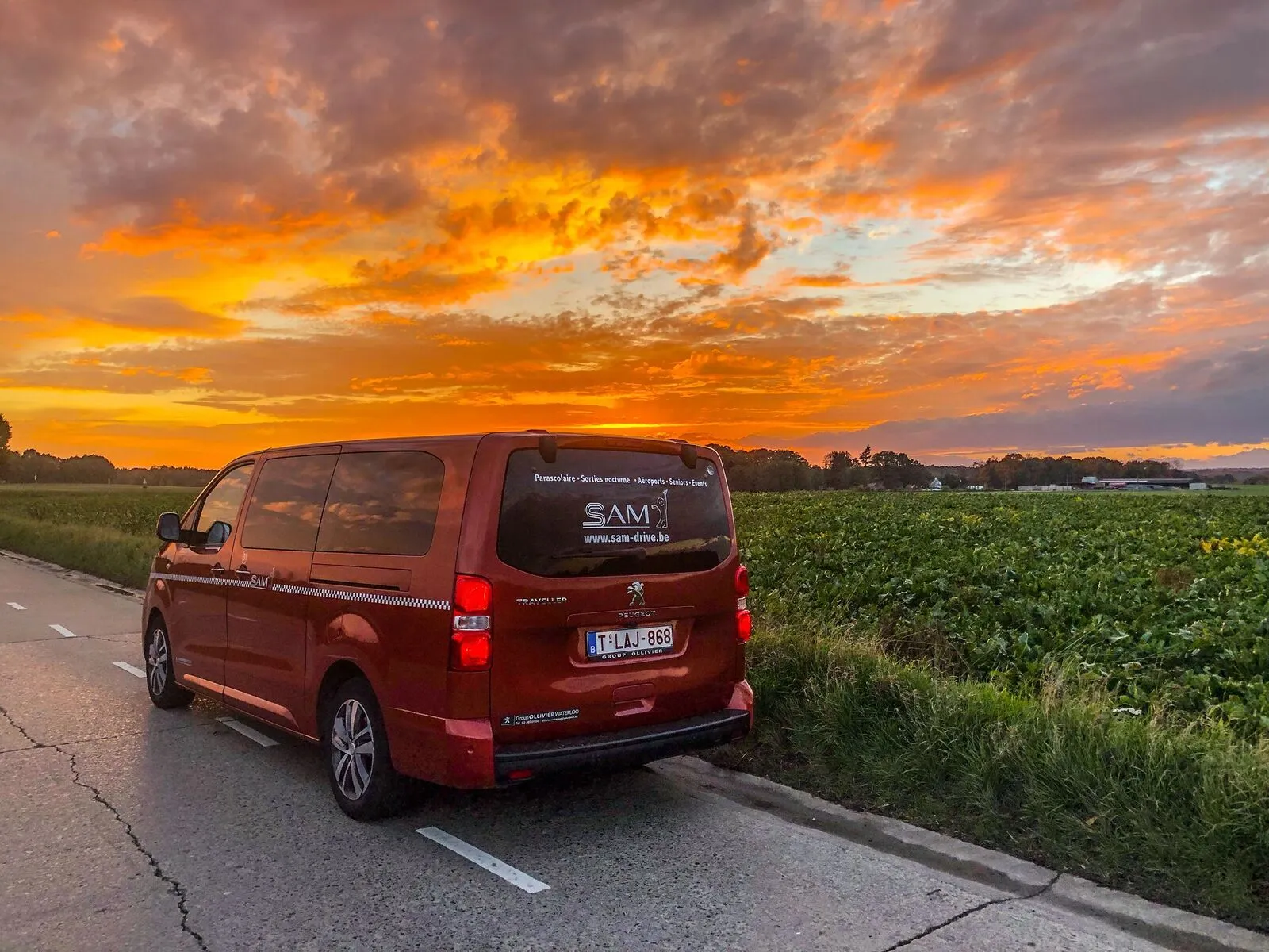 Un van SAM-Drive entre les champs au coucher du soleil