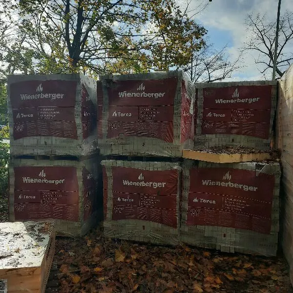 Palettes de briques de parement issues d'un surplus d'entrepreneur, prêtes pour un nouveau chantier