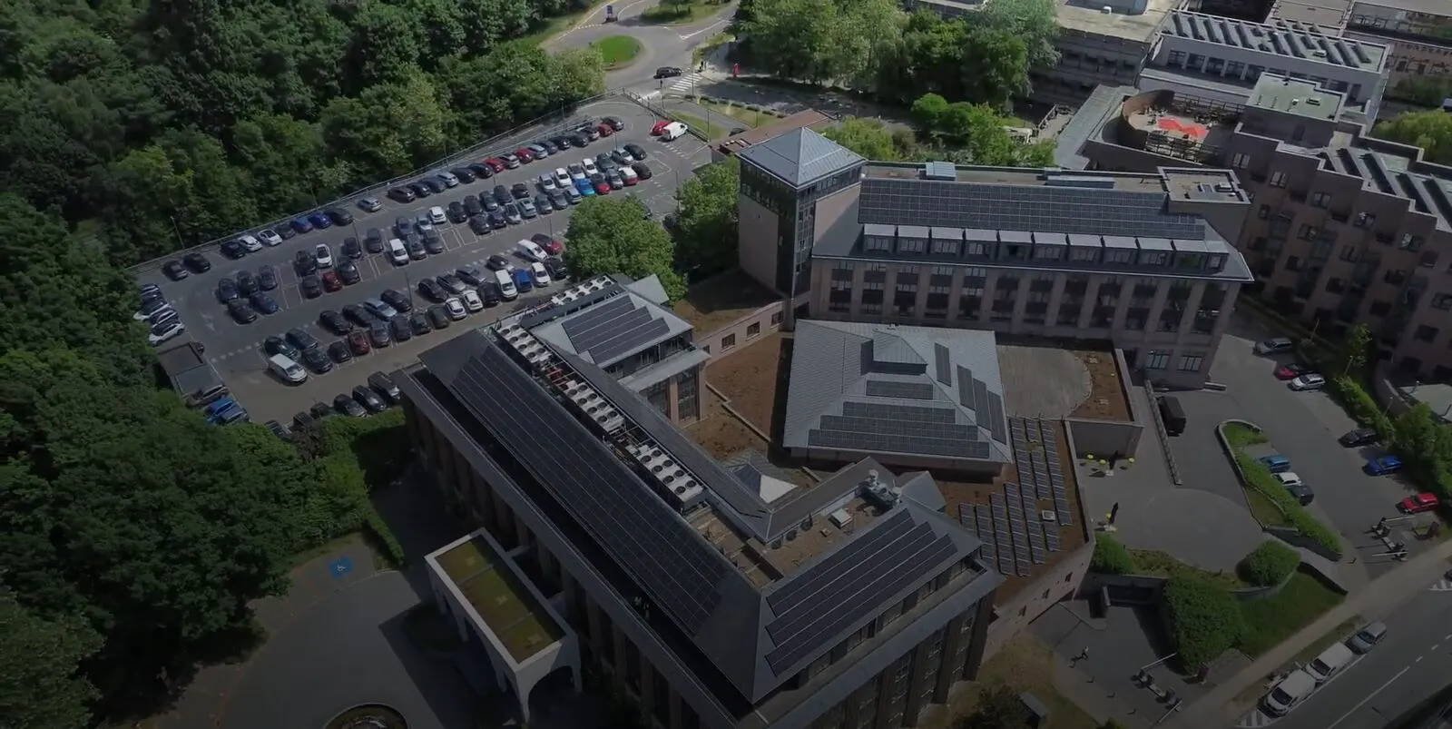 Vue par drone du Tangla Hotel à Woluwe-Saint-Lambert et de ses panneaux solaires en toiture