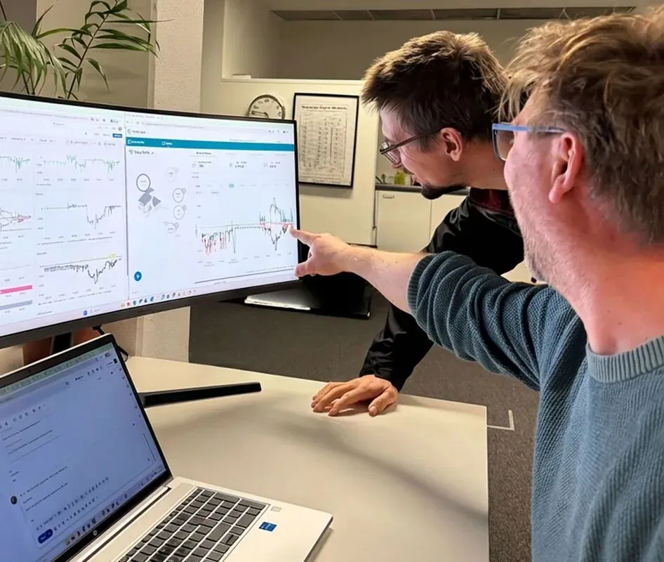 Ingenieurs van LIFEPOWR bekijken energiestroomdata op het scherm