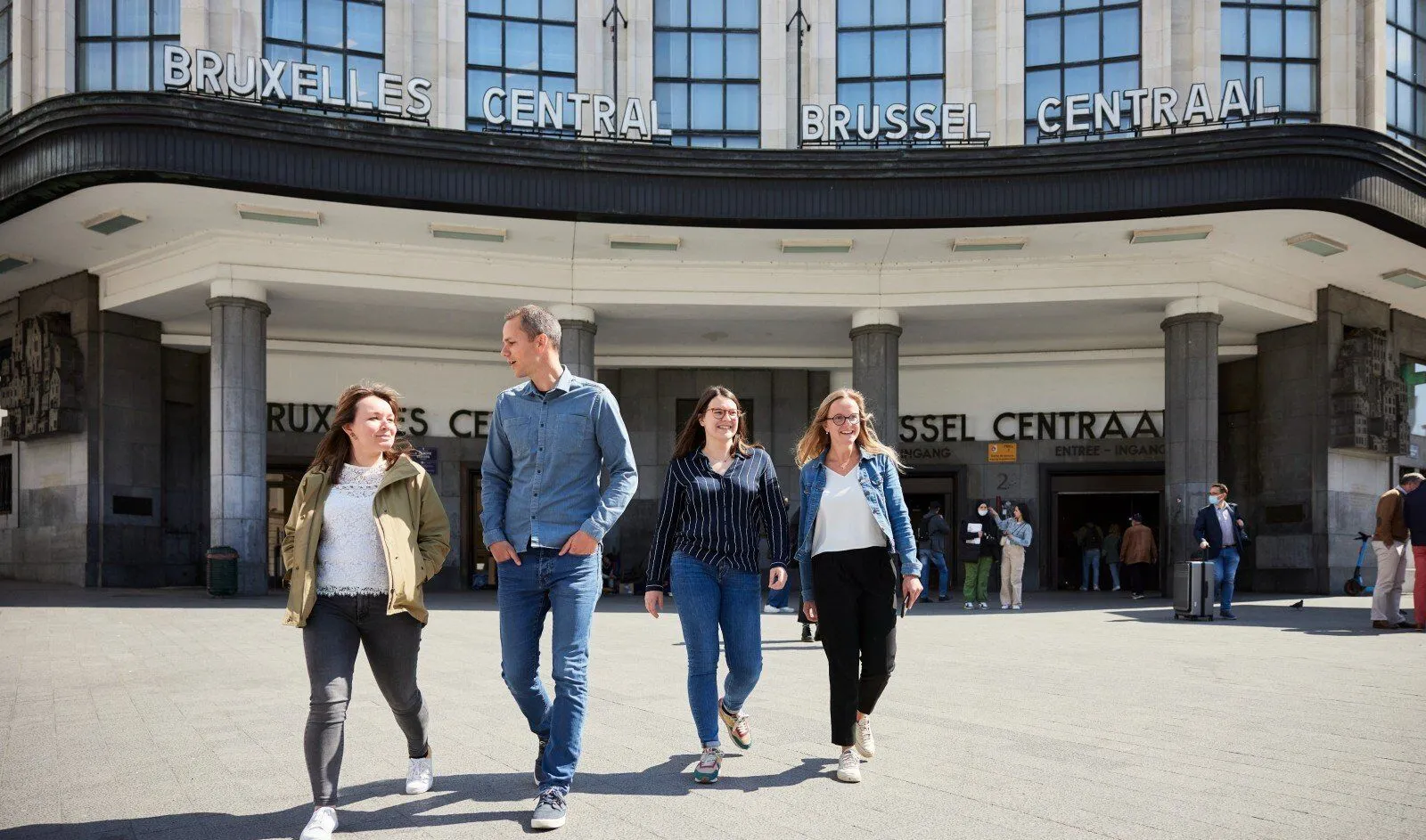 Des consultants de Traject sortant de la gare de Bruxelles-Central