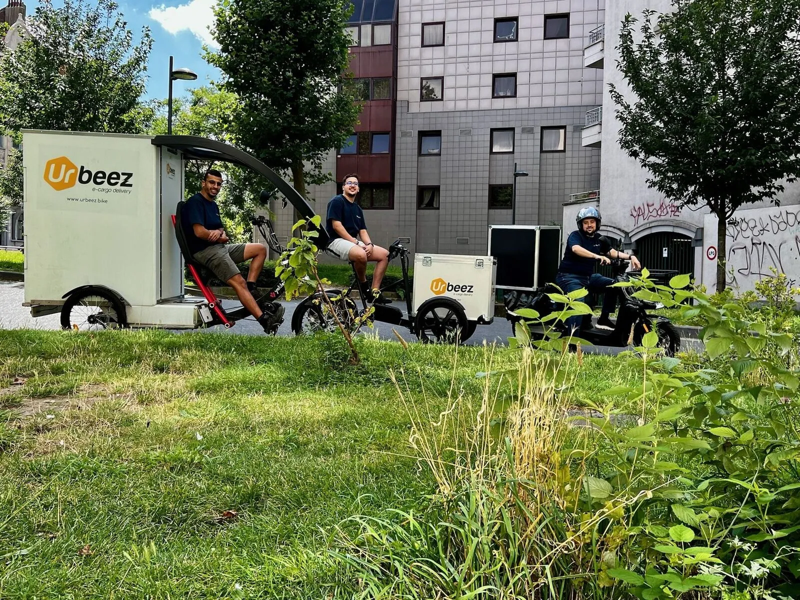 Het Urbeez-team met zijn bakfietsen en elektrische driewielers