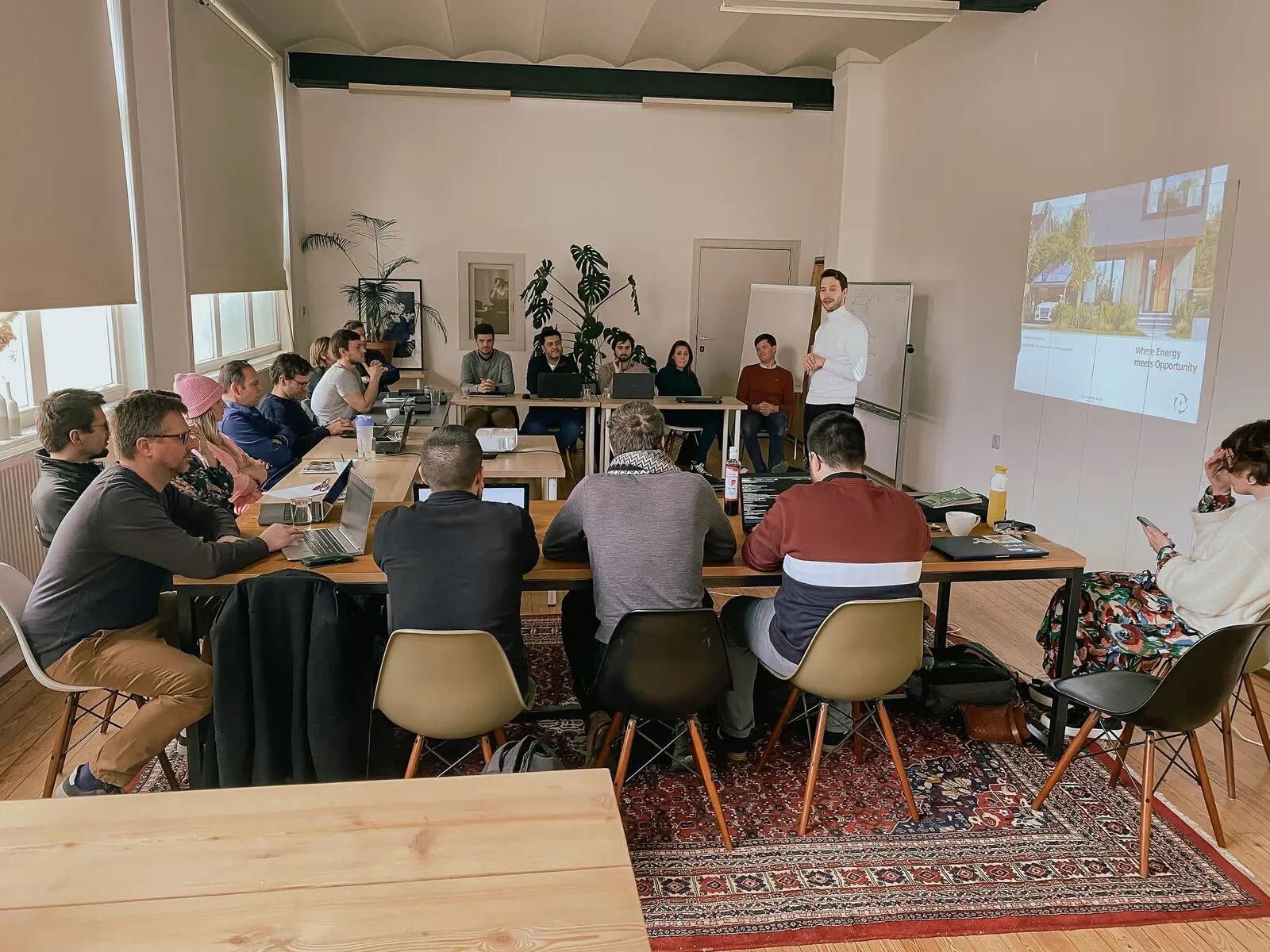 Het LIFEPOWR-team tijdens een interne meeting