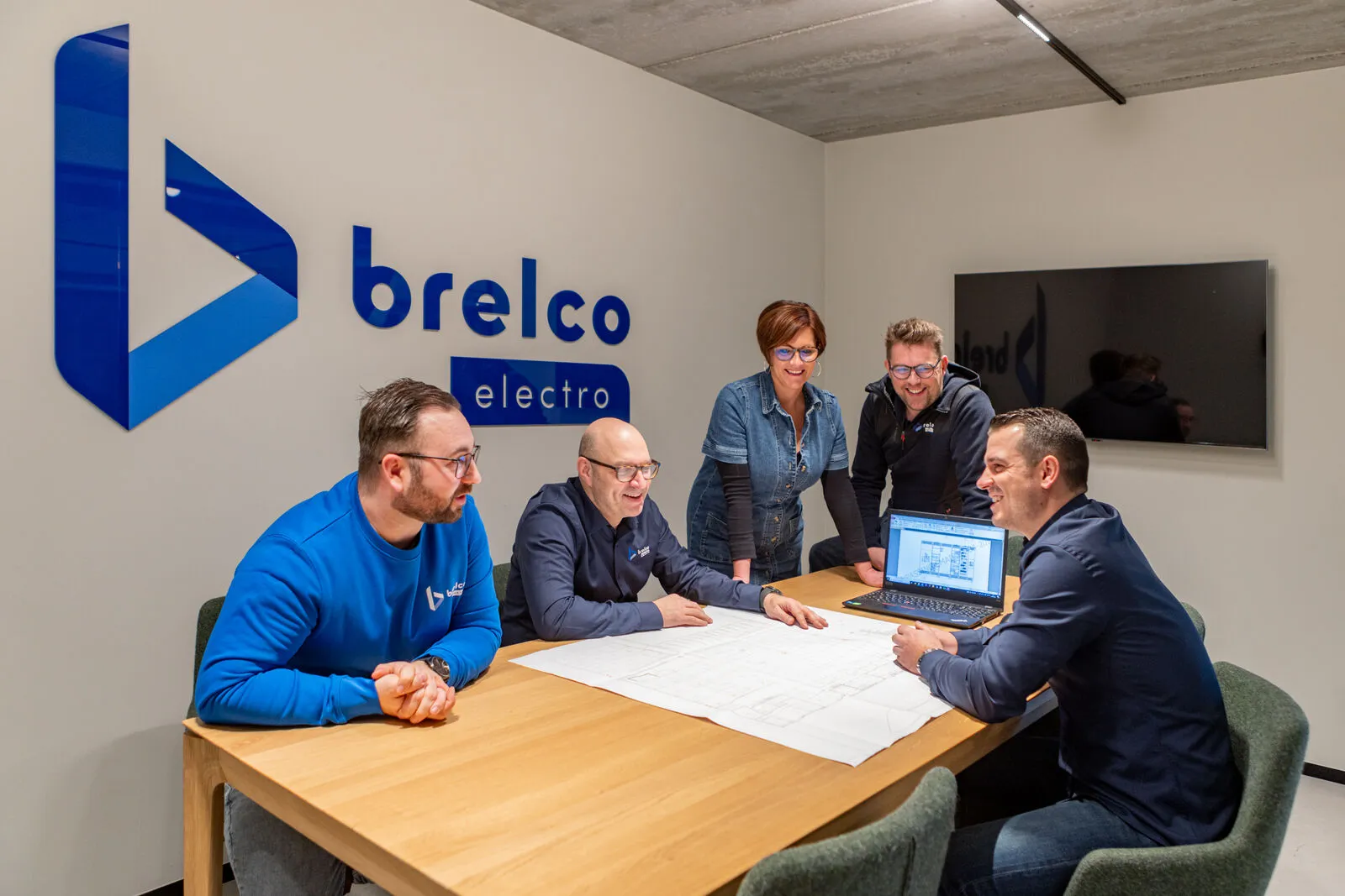 L'équipe projet de Brelco revoit des plans en salle de réunion, au bureau de Bornem