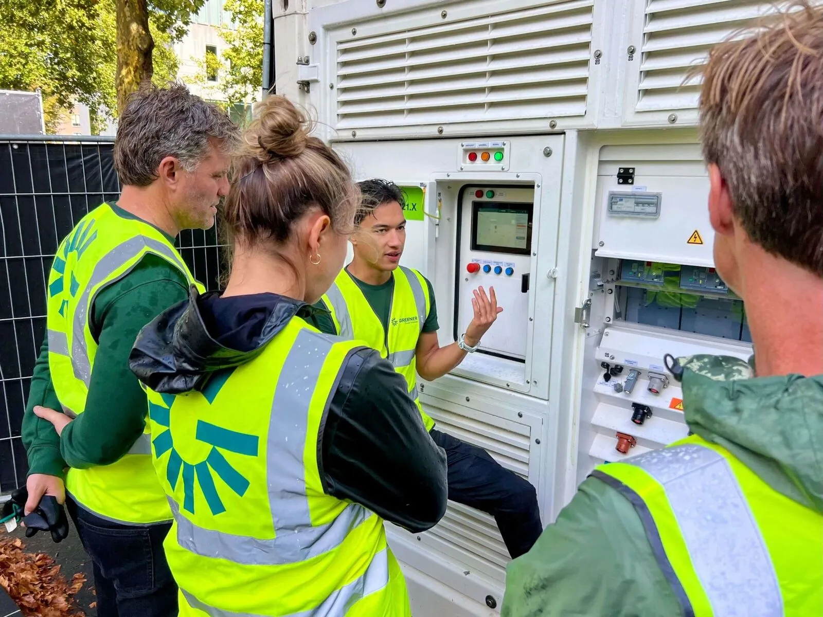 L'équipe Greener présente le panneau de commande d'une batterie sur site