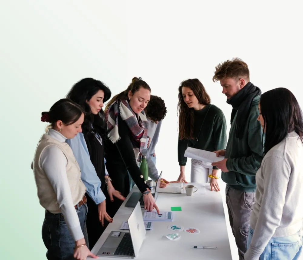 L'équipe d'Act Justly au travail autour d'une table