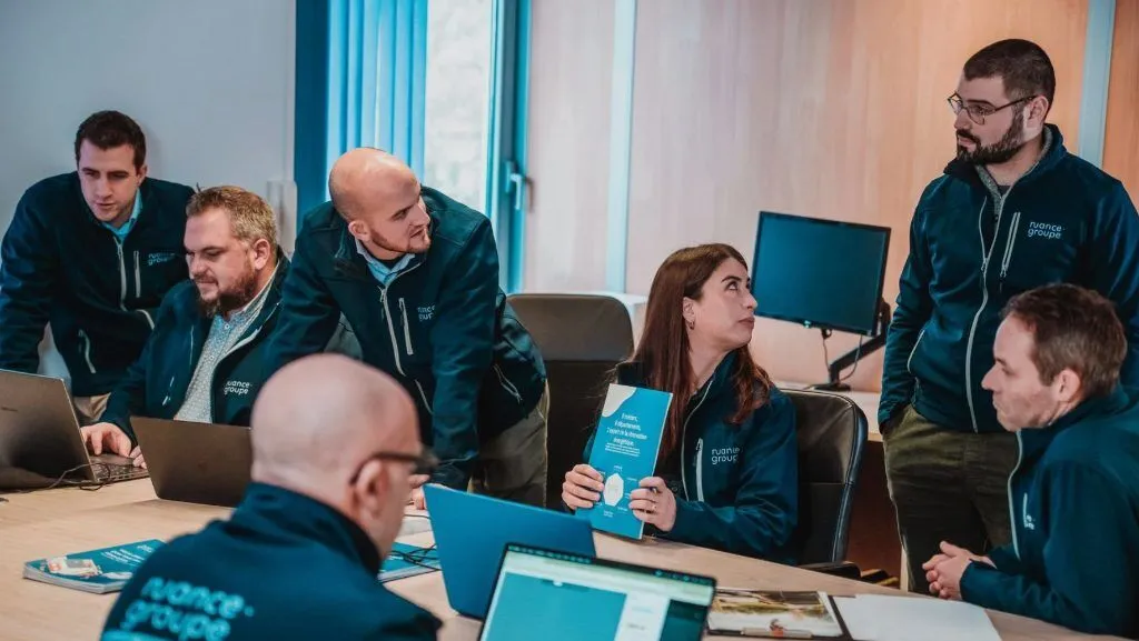 Des membres de l'équipe Nuance Groupe préparent un projet client