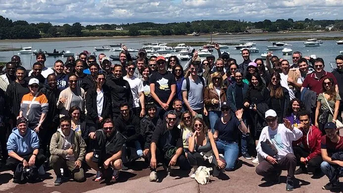 Les équipes d'IJO et d'Elée réunies lors d'un séminaire en bord de mer