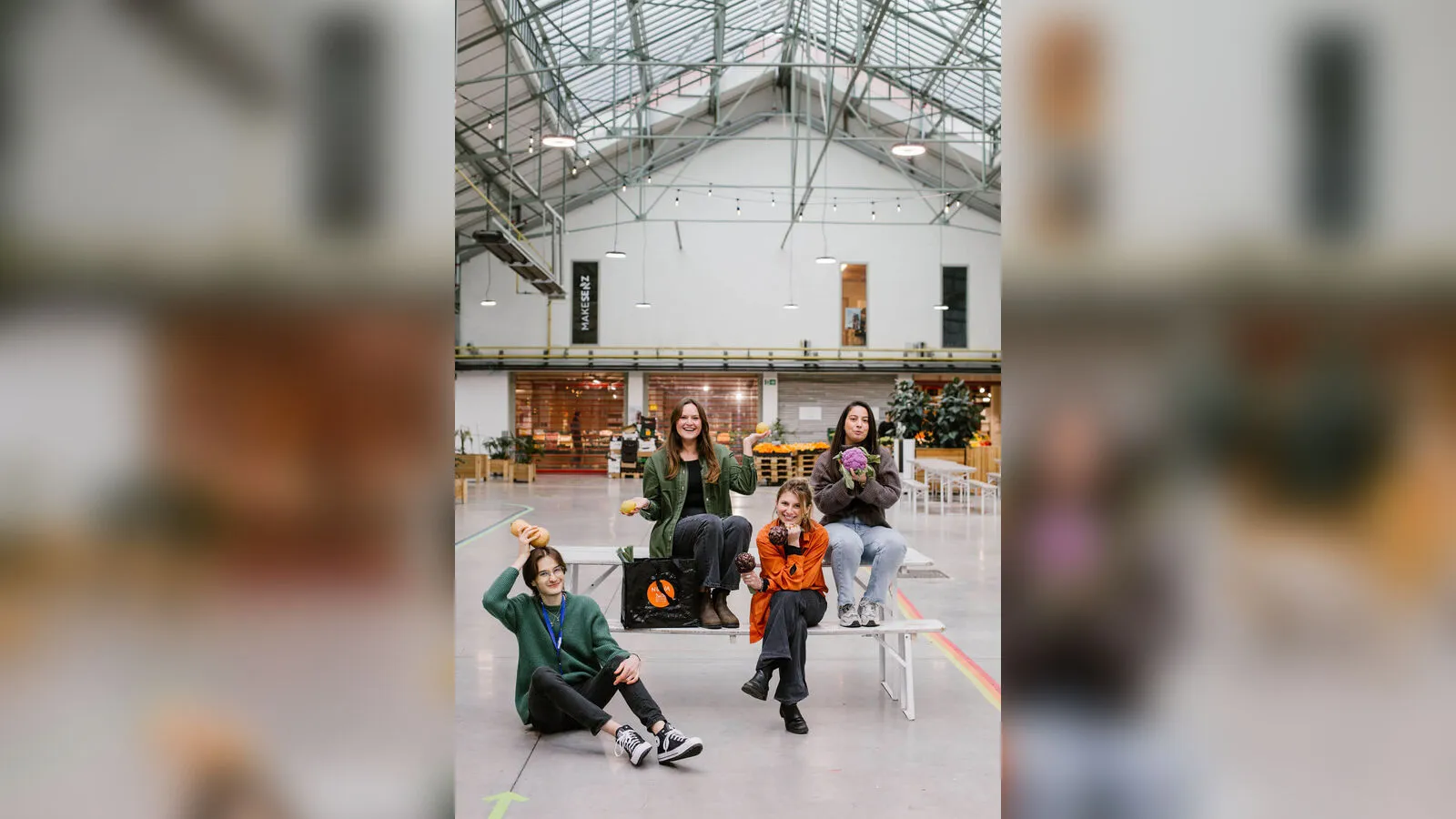 Het team van Nowa Market in een overdekte hal
