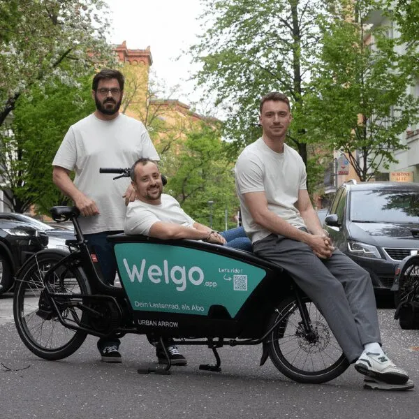 L'équipe WELGO avec l'un de ses biporteurs