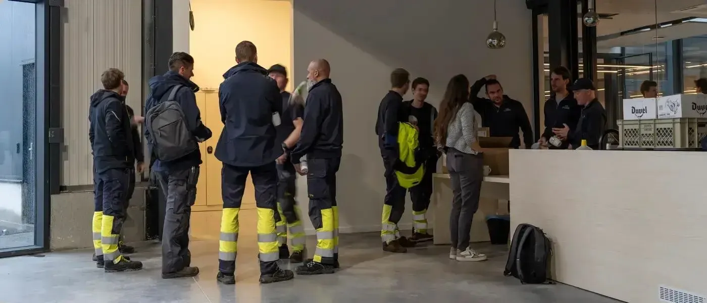Membres de l'équipe Azulatis en tenue de travail dans les bureaux de l'entreprise