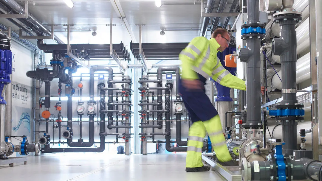 Un technicien d'Ekopak intervient sur une installation de traitement d'eau par membranes