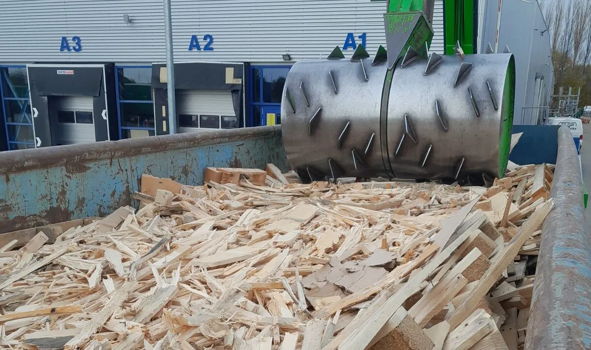 Le Roll-Packer broie le bois de palettes en copeaux au centre de distribution de Technische Unie