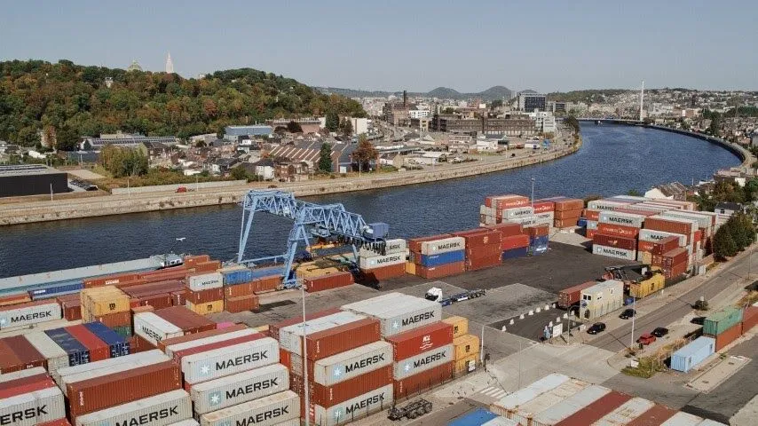 Vue aérienne d'un terminal liégeois au bord du fleuve, avec son portique