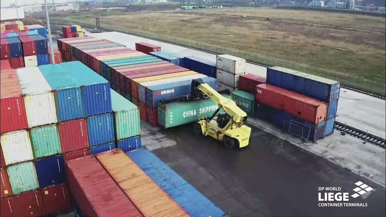 Piles de conteneurs et reach stacker sur un terminal liégeois