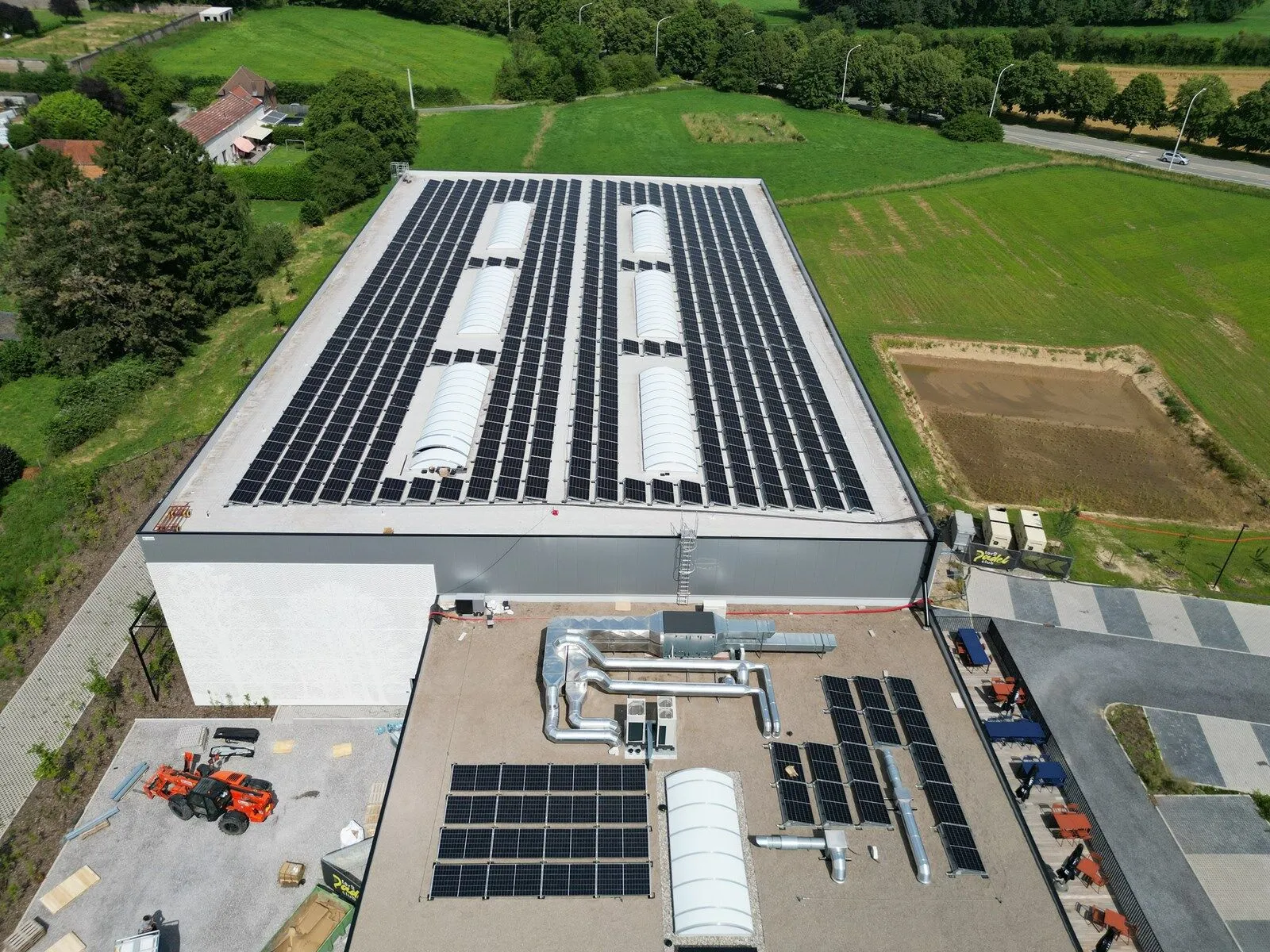 Luchtfoto van het padelcomplex van Tero in Namen met zijn zonnedak