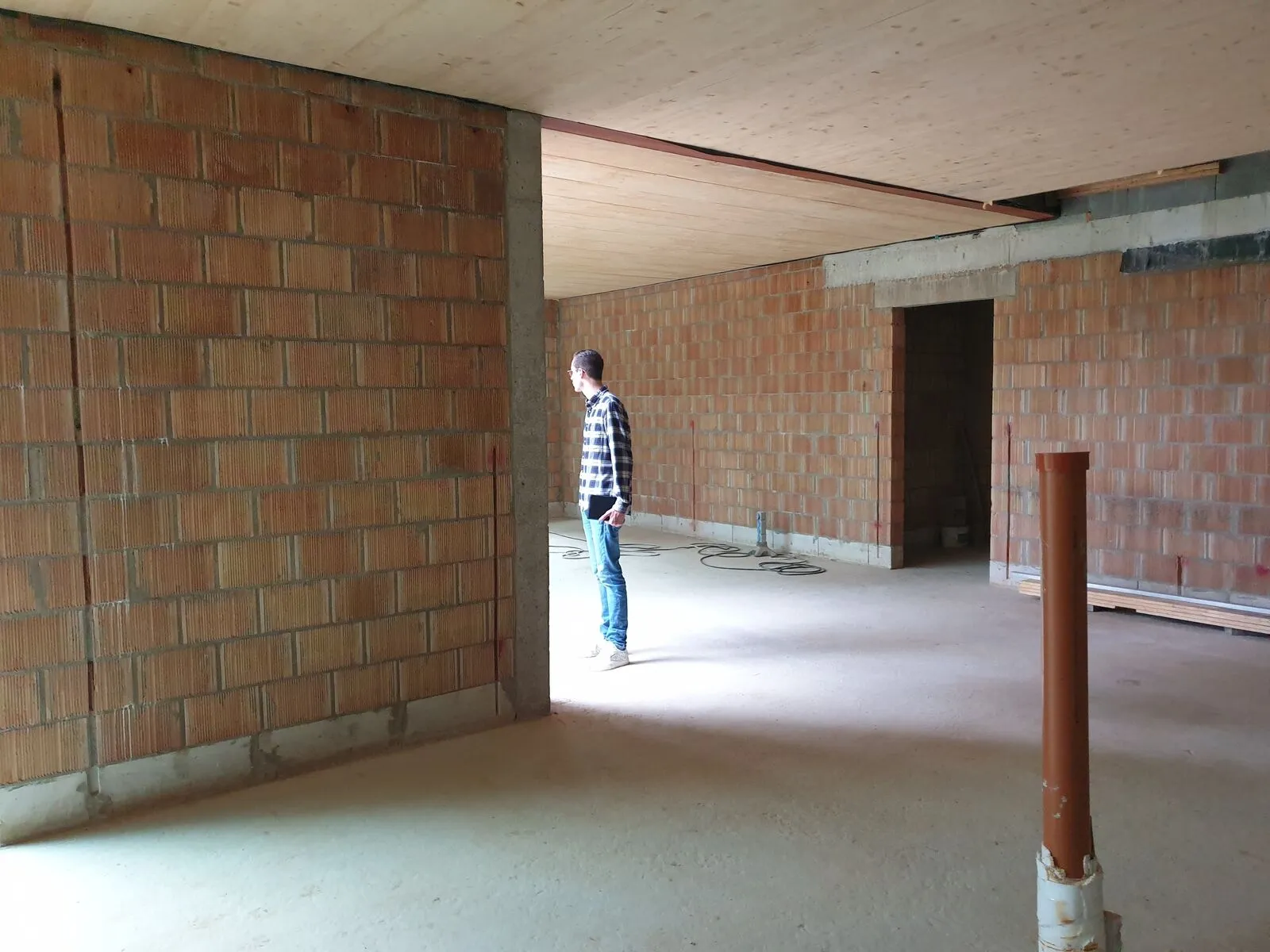 In de proefwoning, onder de houten vloer