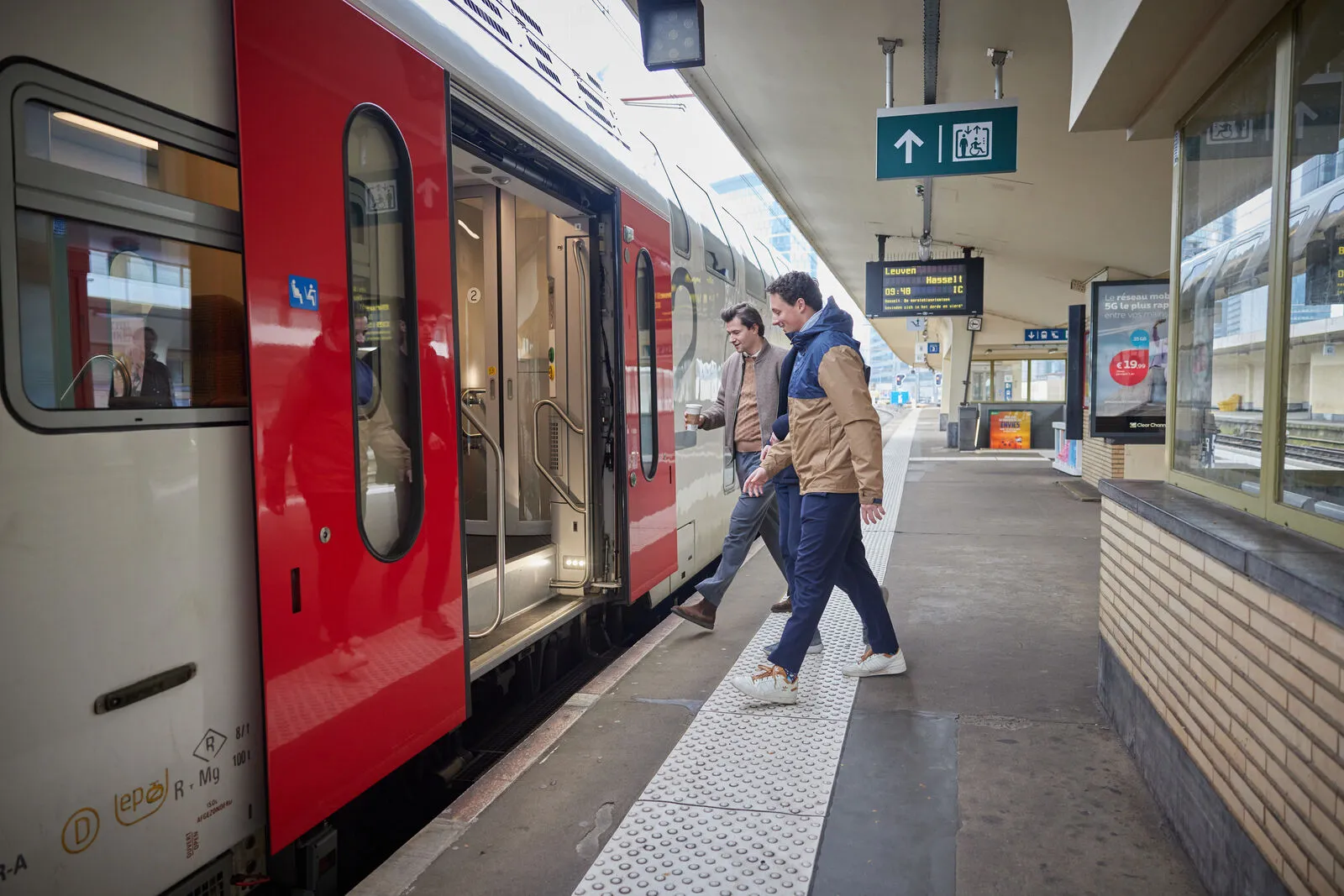 Pendelaars stappen op de trein, een van de opties in het mobiliteitsbudget