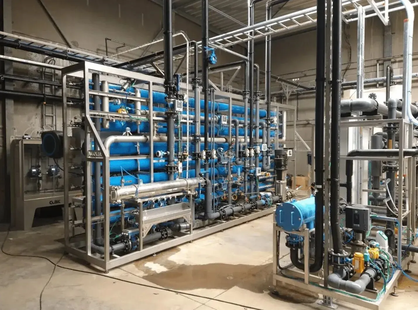 Skid d'osmose inverse dans un local industriel de traitement de l'eau