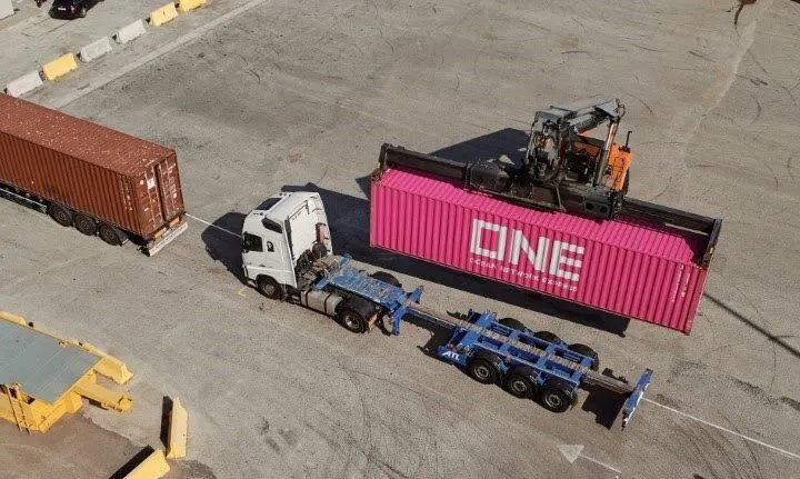 Chargement d'un conteneur sur camion pour le dernier kilomètre