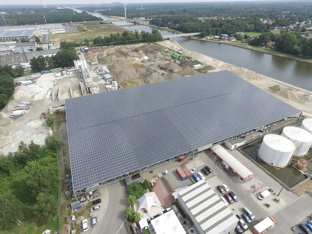 Vue aérienne de l'ombrière solaire Futech de plus de 7 000 panneaux au-dessus du parking poids lourds de Truckstop 26 bis à Heusden-Zolder