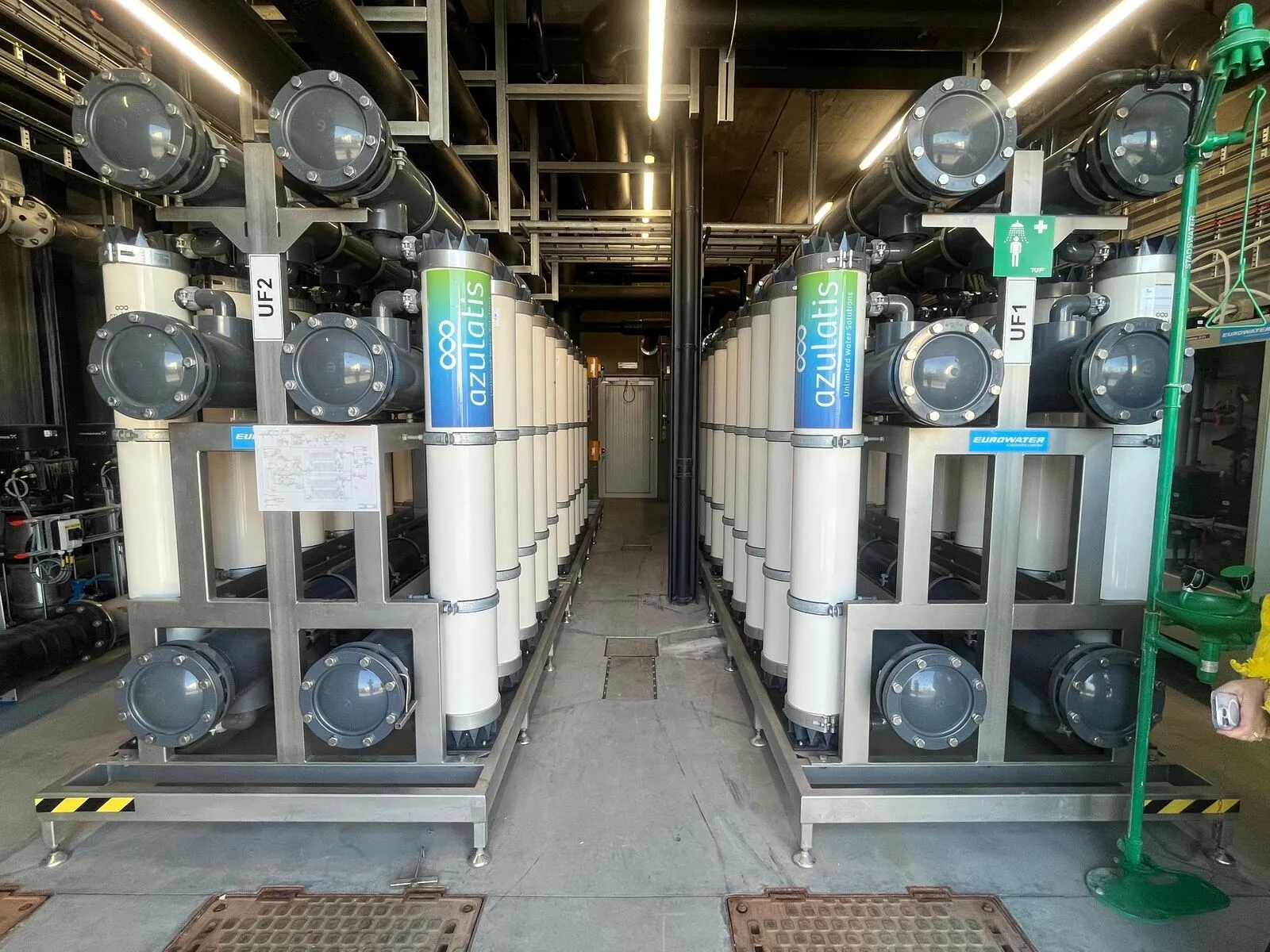 Rangées de modules d'ultrafiltration aux couleurs d'Azulatis dans une installation industrielle d'eau de process