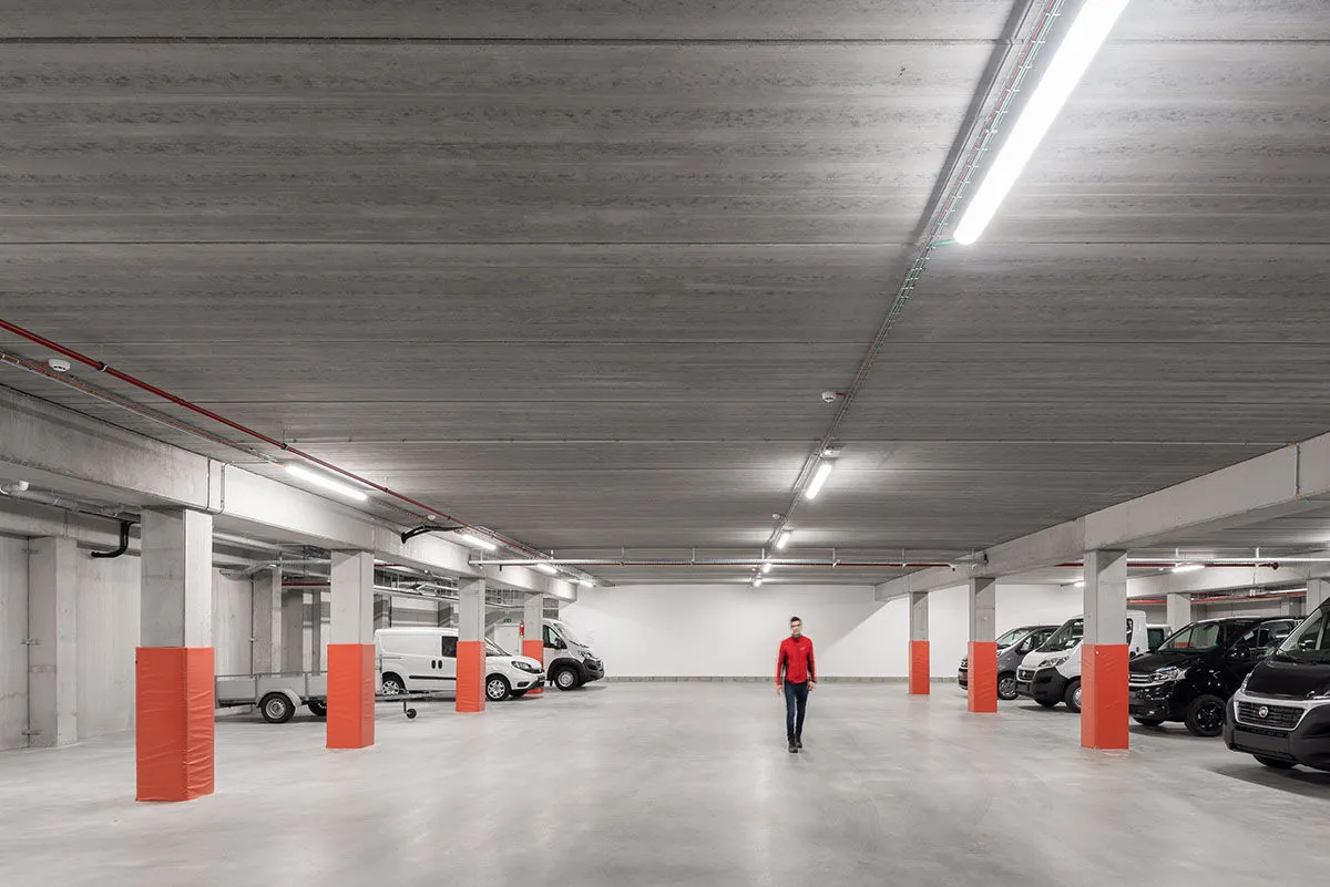 Un parking souterrain équipé d'un éclairage LED par Brelco
